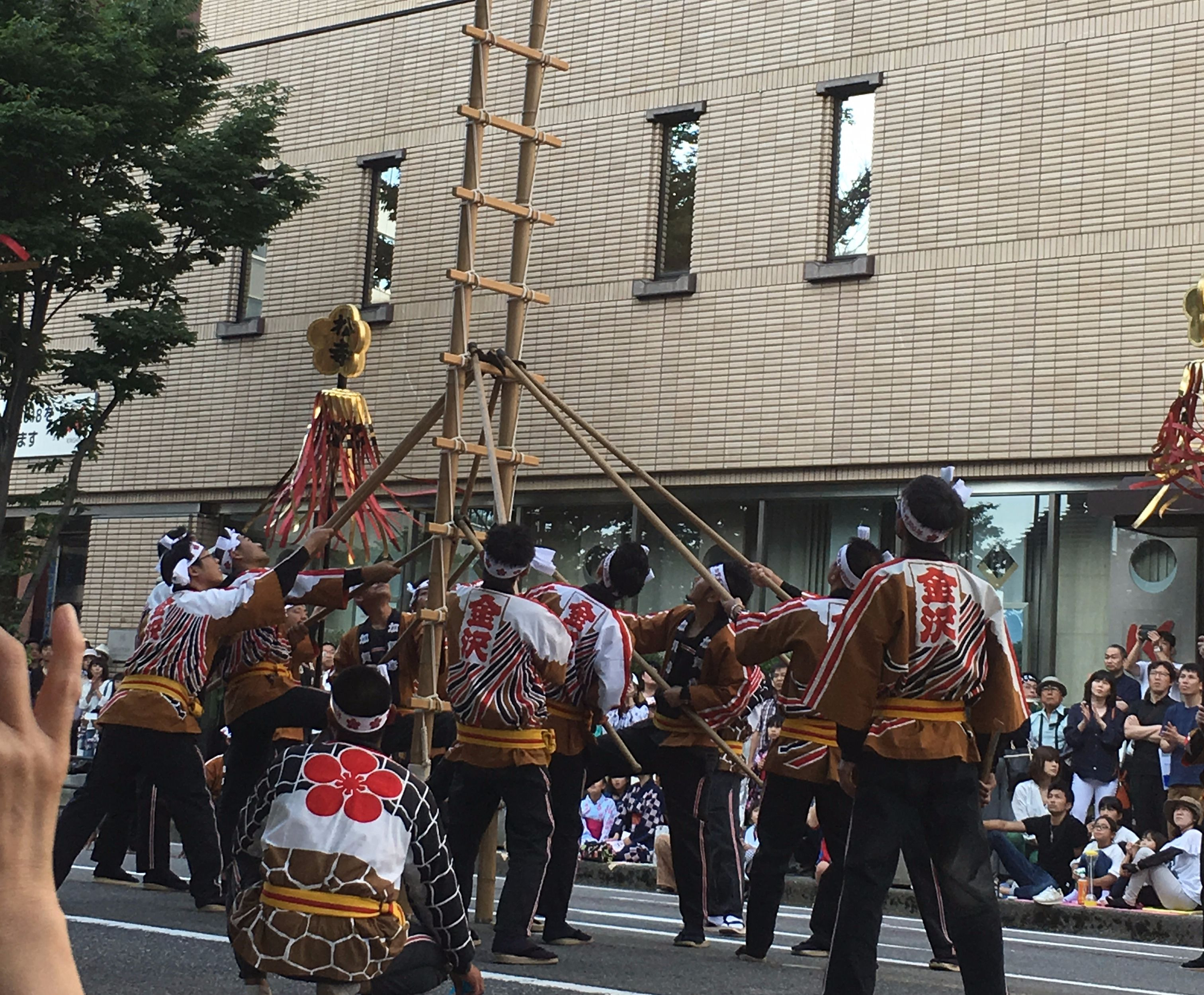 金沢百万石行列の加賀鳶はしご登り